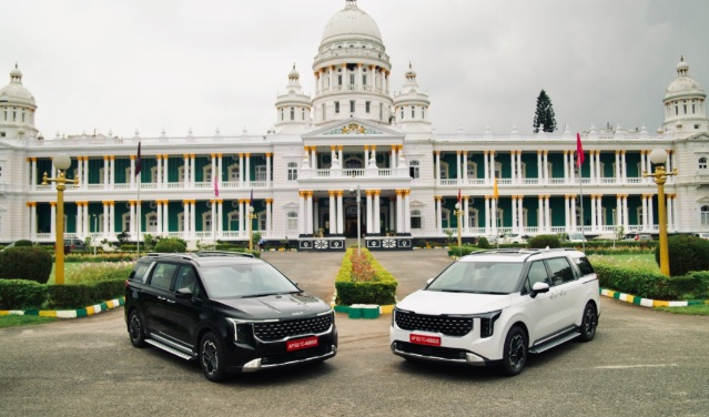 Kia Carinival News : किआ कार्निवल लिमोसिन ने दो महीने के भीतर 400 डिलीवरी मील का पत्थर पार किया, भारतीय बाजार में धमाल मचाती है, प्रतीक्षा अवधि छह महीने से अधिक पहुंची