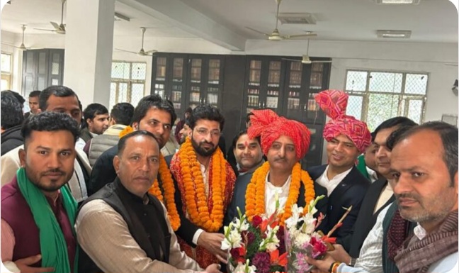 Kisan News : "किसान आंदोलन के योद्धाओं ने अधिवक्ताओं के साथ मनाया सम्मान दिवस, बार एसोसिएशन के नव नियुक्त अध्यक्ष प्रमेन्द्र भाटी और अन्य पदाधिकारियों को पहनाई पगड़ी, जताया आभार"