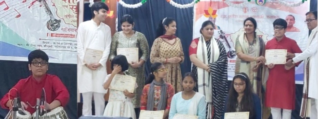 Greater Noida News : ग्रेटर नोएडा के ईशान मिश्रा ने तबला वादन से जीता सबका दिल, संभागीय शास्त्रीय संगीत प्रतियोगिता में प्रथम स्थान, गुरु-शिष्य परंपरा का नतीजा, नेशनल स्कॉलरशिप से भी हुआ सम्मानित