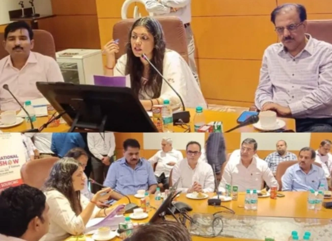 UP Expo News : जिलाधिकारी ने यूपी इंटरनेशनल ट्रेड शो-2025 को लेकर RWA और AOA प्रतिनिधियों से की अहम बैठक, लोगों की सक्रिय भागीदारी पर दिया ज़ोर, ट्रेड शो यूपी की सांस्कृतिक विरासत और औद्योगिक पहचान का संगम