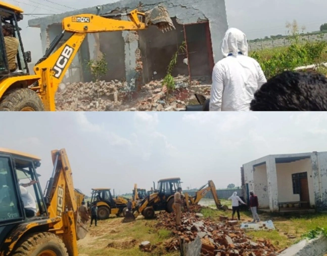 Yamuna Authority Bulldozer News : जेवर-ककोड़ में योगी सरकार का बुलडोजर, यमुना प्राधिकरण का अब तक का सबसे बड़ा ध्वस्तीकरण अभियान, 2500 करोड़ की जमीन मुक्त, अवैध कॉलोनियों पर चला बुलडोज़र का पहिया, बुलडोज़र चला ध्वस्त हुई अवैध कॉलोनियां, 250 बीघा जमीन कब्जा मुक्त, भू-माफियाओं के खिलाफ ‘जीरो टॉलरेंस