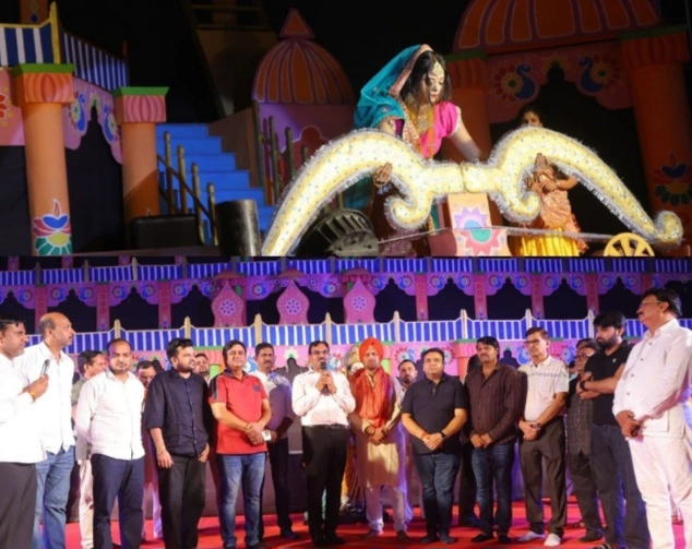 Vijay Mahotsav Ramlila News : अहिल्या उद्धार से लेकर जनकपुरी तक, ग्रेटर नोएडा में रामलीला मंचन का दिव्य उत्सव, तीसरे दिन भावनाओं का उमड़ा सैलाब, जनकपुरी में हुआ स्वागत और पहली झलक माता सीता की, 50 फीट धनुष का चमत्कार बनेगा आकर्षण का केंद्र