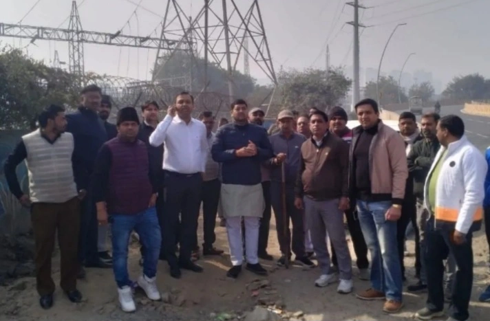Noida Authority News : एक हफ्ते में खुलेगा भंगेल–सलारपुर मार्ग!, नोएडा की धड़कनों को मिलेगी राहत, जाम से परेशान जनता के चेहरे पर लौटेगी मुस्कान, उपमहाप्रबंधक विजय कुमार रावल ने कहा एक सप्ताह में खुलेगा साइड रोड, जिम्मेदारी तय