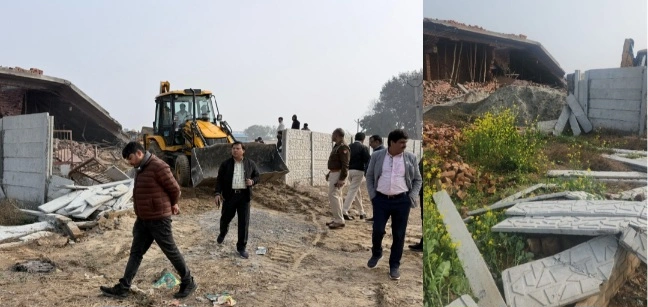 Yamuna Authority News : यमुना प्राधिकरण का बड़ा एक्शन, 400 करोड़ की जमीन पर अवैध प्लॉटिंग ध्वस्त, कॉलोनाइज़र और बिल्डरों में मचा हड़कंप, 76750 वर्ग मीटर में फैली अवैध कॉलोनी पर चला बुलडोज़र, करीब 1 लाख वर्ग मीटर भूमि कराई गई अवैध कब्जे से मुक्त
