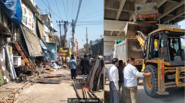 Noida Authority News : सड़कों से हटे अवैध कब्जे, नोएडा प्राधिकरण का बड़ा अभियान, शहर के 10 प्रमुख इलाकों में चला अतिक्रमण हटाओ ऑपरेशन, वर्क सर्किल टीमों की कार्रवाई, कई इलाकों से हटाए गए अवैध वेंडर, जाम से राहत और सार्वजनिक स्थानों को व्यवस्थित करने की कोशिश