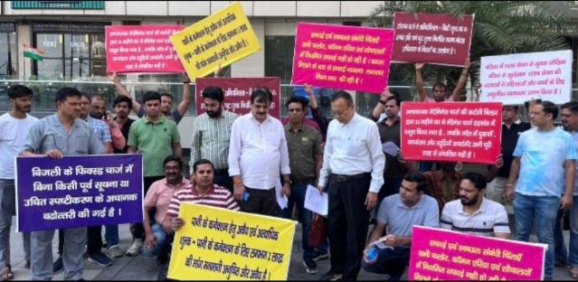Fusion Uferia News : “मेंटेनेंस भारी, सुविधाएं आधी!”, ग्रेटर नोएडा वेस्ट के फ्यूज़न उफेरिया मॉल में खरीदारों का विरोध प्रदर्शन, अवैध वसूली और सुरक्षा लापरवाही पर उठे सवाल, मेंटेनेंस और अन्य चार्ज को लेकर गंभीर आरोप, एनओसी के नाम पर कथित अवैध वसूली का आरोप, आंदोलन तेज करने की चेतावनी