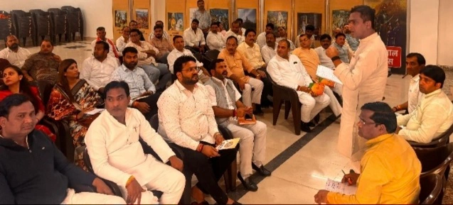 Jewar International Airport News : “जेवर एयरपोर्ट के ऐतिहासिक उद्घाटन की तैयारी तेज!”, भाजपा की रणनीतिक बैठक में 2 लाख से ज्यादा लोगों की भागीदारी का लक्ष्य, गांव-गांव तक पहुंचेगा न्योता, 2 लाख से ज्यादा लोगों को जोड़ने का लक्ष्य, जनभागीदारी से बनेगा ऐतिहासिक पल”