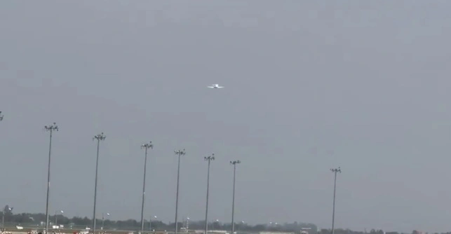 Jewar Airport News : “जेवर से उड़ी विकास की पहली उड़ान, सीएम योगी बने इतिहास के साक्षी, लखनऊ तक पहुंची यूपी की नई हवाई क्रांति!”, उद्घाटन के तुरंत बाद ‘टेकऑफ’, जेवर से लखनऊ तक इतिहास की उड़ान, सीएम योगी बोले— “यह सिर्फ उड़ान नहीं, विकास का रनवे है”