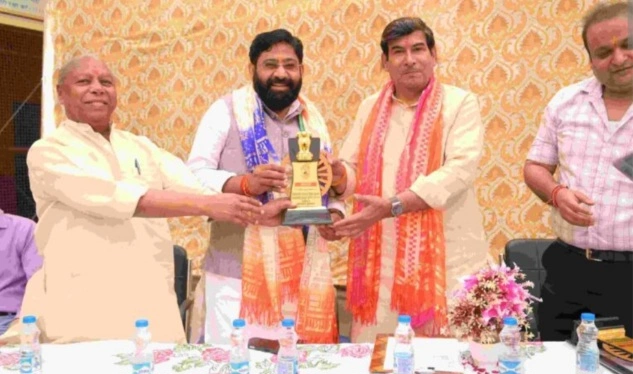UP BJP News : “मेहनत का सम्मान, सपनों को उड़ान!”, सिकन्द्राबाद के इस विद्यालय में प्रतिभा का महाकुंभ, पूर्व छात्रों से लेकर टॉपर्स तक सबका हुआ भव्य सम्मान, “दीप प्रज्वलन से शुरुआत”—शिक्षा और संस्कार का संगम, विद्यार्थियों की मेहनत अनुशासन एवं समर्पण वास्तव में प्रेरणादायी है - श्रीचंद्र शर्मा