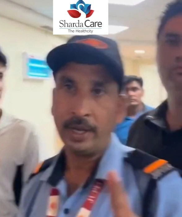 Sharda Hospital News : “कार्ड है, पर इलाज नहीं!”, आयुष्मान योजना पर सवाल, शारदा अस्पताल में हंगामा, बाउंसर पर मोबाइल छीनने का आरोप, इलाज के बजाय मांगे पैसे, परिजन बोले—“यहां कार्ड नहीं चलता”, अस्पताल प्रबंधन की चुप्पी, जवाब का इंतजार
