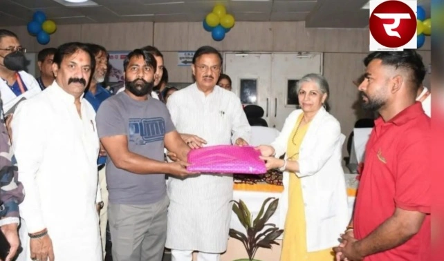 Noida MP News : “पसीने की कीमत, सेहत की इज्जत, नोएडा में श्रमिक दिवस पर ऐसा मेगा हेल्थ महोत्सव, जहां इलाज ही नहीं—सम्मान, संवेदना और सुरक्षा का भी हुआ भव्य संगम”, शुभारंभ गौतमबुद्धनगर के सांसद डॉ. महेश शर्मा द्वारा फीता काटकर किया गया