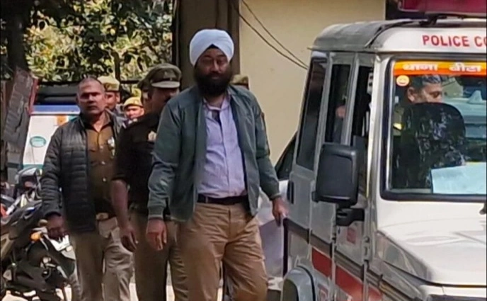 Breaking News : शानो-शौकत से अदालत तक, ग्रेटर नोएडा के ग्रैंड वेनिस मॉल के मालिक मोंटू भसीन पर कानून का शिकंजा, सुप्रीम कोर्ट की अवहेलना पड़ी भारी—14 दिन की न्यायिक हिरासत में भेजे गए, बीटा-2 पुलिस की कार्रवाई, कोर्ट ने भेजा जेल, निवेशकों के आरोप फंड डायवर्जन, अनियमितताएं