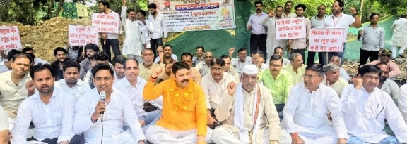 Breaking News : “अब नहीं चलेगी चुप्पी!”, सूरजपुर जिला मुख्यालय पर अनिश्चितकालीन भूख हड़ताल शुरू, भूजल दोहन से लेकर स्कूलों-अस्पतालों की ‘लूट’ तक गरजे आंदोलनकारी, गौतमबुद्ध नगर में जनआक्रोश का बड़ा विस्फोट, प्राइवेट स्कूलों और अस्पतालों की ‘मनमानी’ पर भी उठा सवाल