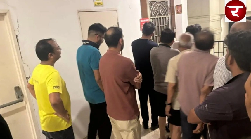ATS Society News : “5KW का सपना, 5 मिनट की बिजली भी नहीं!”, ATS Dolce में अंधेरा, लिफ्ट में फंसे लोग, गर्मी से बेहाल बच्चे-बुजुर्ग; पावर बैकअप के नाम पर लाखों वसूलने पर भड़के 1200 परिवार, ग्रेटर नोएडा की हाईटेक सोसायटी में ‘ब्लैकआउट ड्रामा’, महिलाओं समेत 100 से ज्यादा लोग पहुंचे पुलिस चौकी, लिफ्ट में फंसे लोग, अंधेरे में गुजरी रात