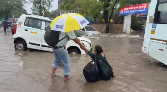 Surajpur Breaking News : 'स्मार्ट सिटी' या 'डूबपुर'?, पहली ही बारिश में सूरजपुर हुआ पानी-पानी, सड़कें बनीं तालाब, पुलिस चौकी तक डूबी… आखिर कब जागेगा सिस्टम?, जलभराव ने खोली विकास के दावों की पोल, हर मानसून में दोहराई जाती है वही कहानी, स्थानीय लोगों में भारी नाराजगी