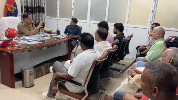 Paramount Golf Foreste News : एक ही रात में दो बड़ी वारदातों के बाद हरकत में आए पैरामाउंट गोल्फ फॉरेस्ट के निवासी, DCP और ADM से मुलाकात कर उठाई सुरक्षा की आवाज़; पुलिस कार्रवाई की सराहना, भविष्य की सुरक्षा के लिए सौंपा विस्तृत ज्ञापन