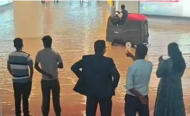 Jewar Airport News : 12000 करोड़ का स्वीमिंग पूल, जेवर एयरपोर्ट पर बारिश में जलभराव से उठे सवाल, निर्माण से लेकर ड्रेनेज सिस्टम तक जांच की मांग, ₹11,282 करोड़ के पहले चरण वाले नोएडा इंटरनेशनल एयरपोर्ट के टर्मिनल- पार्किंग कनेक्टिंग एरिया में भरा पानी, करीब 30 मिनट में जल निकासी का दावा; सोशल मीडिया पर वायरल वीडियो के बाद निर्माण गुणवत्ता और ड्रेनेज व्यवस्था पर उठे सवाल, पहली बड़ी बारिश में जलभराव ने खूली पोल, निर्माण की जिम्मेदारी टाटा प्रोजेक्ट्स के पास थी