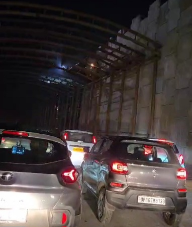 DFCCIL Rail News : 130 मीटर रोड पर डीएफसीसीआईएल की लापरवाही, रेल परियोजना के निर्माण में जोखिम भरा खेल, राहगीरों की जान से खिलवाड़!, रात के अंधेरे में 25 फीट ऊंचाई पर वेल्डिंग, बिना किसी सुरक्षा के जारी रहा काम