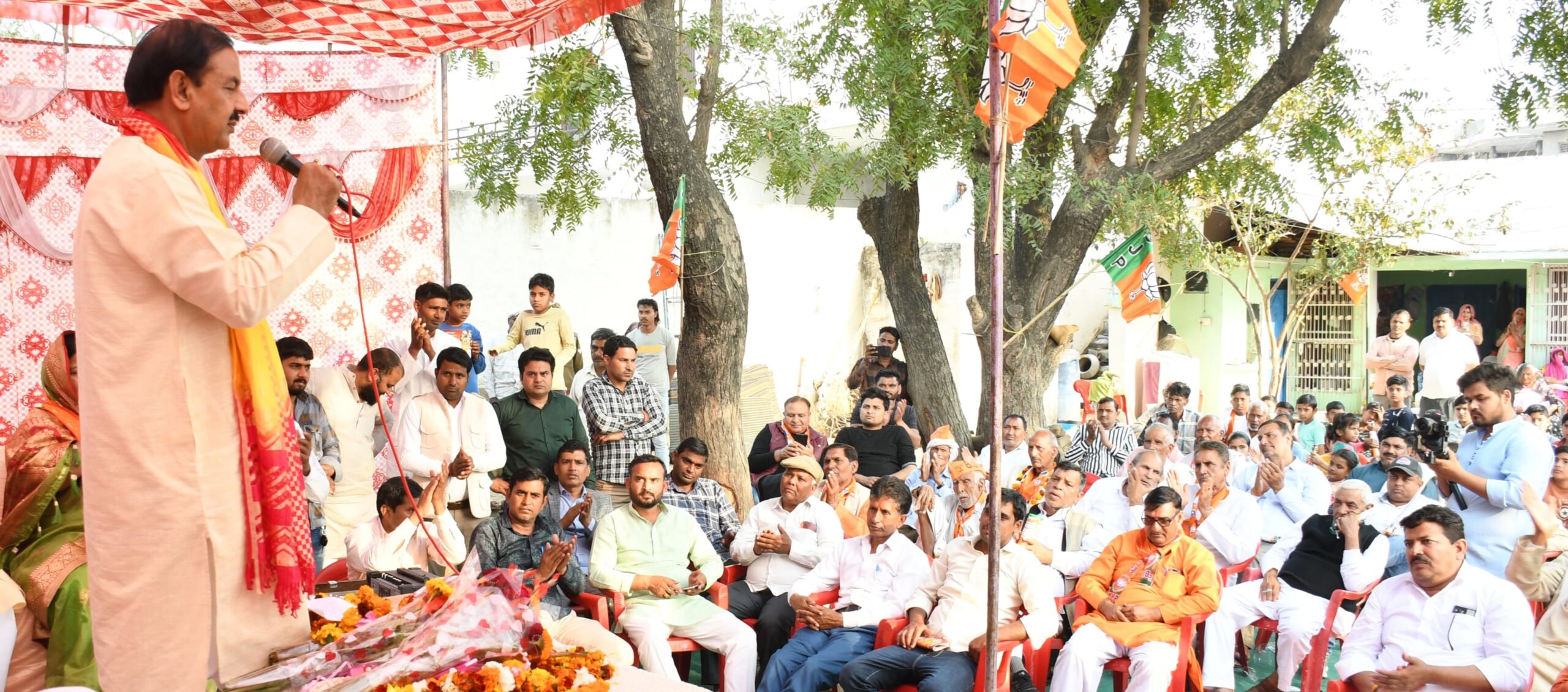 गांव चलो अभियान के तहत सिकंदराबाद के गांव में भ्रमण करते हुए सांसद डॉ महेश शर्मा