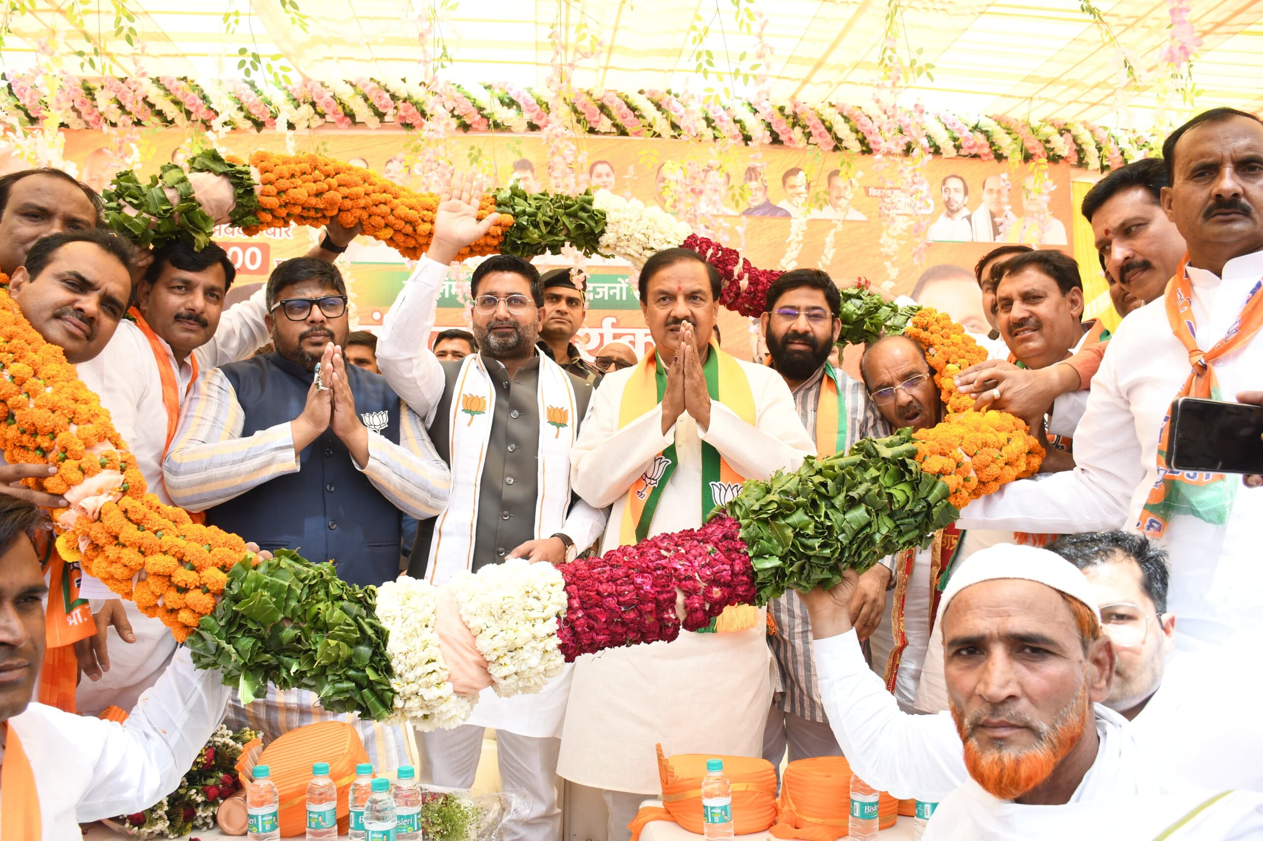 राजपूत समाज एवं नोएडा आरडब्लूए फोनरवा के पदाधिकारियों के वरिष्ठ जनों ने भाजपा प्रत्याशी डा. महेश शर्मा को जिताने के लिए अपना पूर्ण समर्थन दिया व आपको 10 लाख वोटों से अधिक और अबकी बार 400 पार के नारे को साकार करेंगे