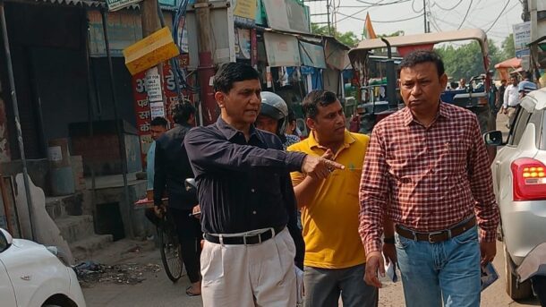 ग्रेटर नोएडा ओएसडी संतोष कुमार ने गांव व सेक्टरों में सफाई व्यवस्था का लिया जायजा