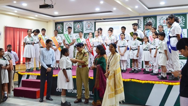 Greater Noida West News: दिल्ली वर्ल्ड पब्लिक स्कूल, ग्रेटर नोएडा में अलंकरण समारोह का भव्य आयोजन, छात्रों ने लिया नेतृत्व का संकल्प
