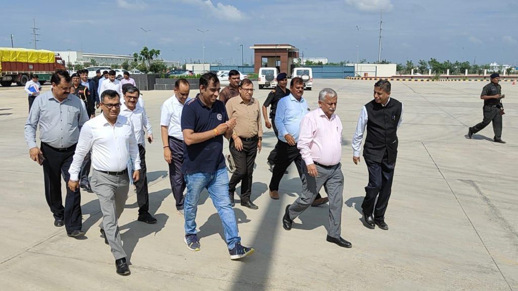 Noida News: नोएडा में विकास की नई गती, सीएम के सलाहकार अवनीश अवस्थी और जीएन सिंह ने तैयारियों का लिया जायजा, दिए महत्वपूर्ण निर्देश
