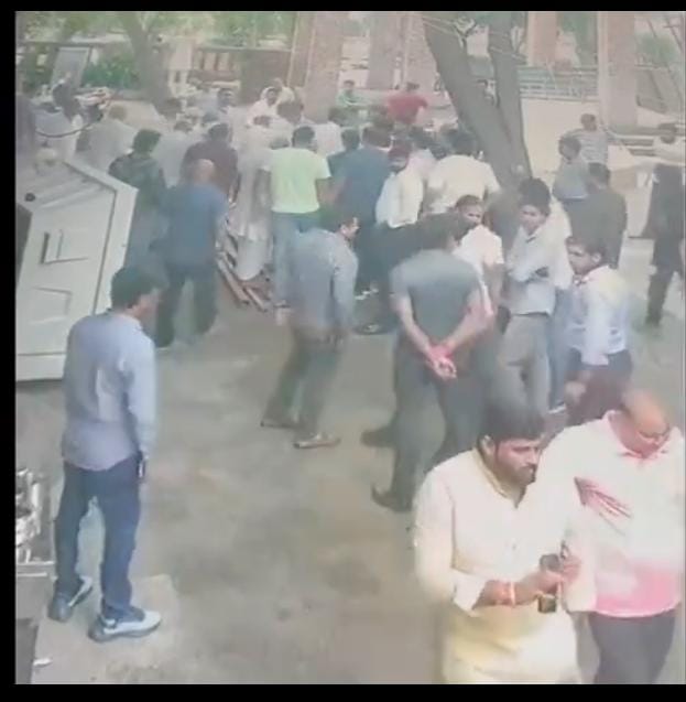 Greater Noida News, ग्रेटर नोएडा में मंदिर की जमीन को लेकर बवाल, पुजारी और ग्रामीणों पर हमला, जब धार्मिक स्थल बना विवाद का अखाड़ा, इंटरनेट पर वायरल हुई मारपीट की वीडियो, पुलिस ने हमलावरों की तलाश में कसी कमर