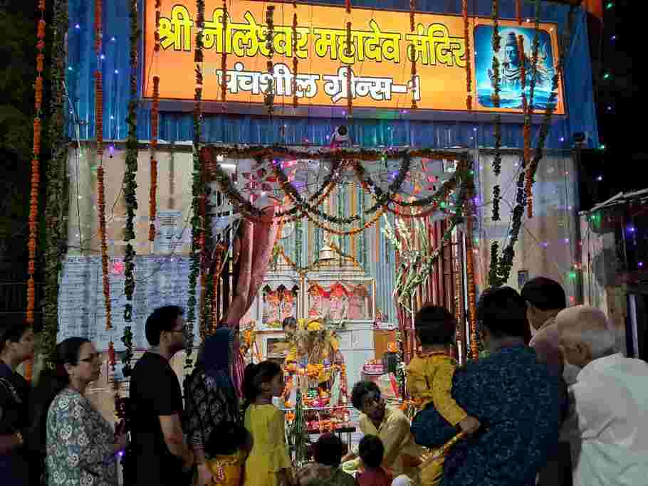 Greater Noida News: पंचशील ग्रीन्स-1 में धूमधाम से मनी जन्माष्टमी, भक्ति के रंग में रंगा मंदिर परिसर