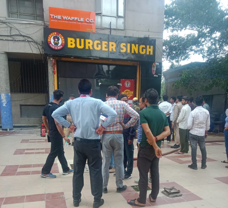 Greater Noida West News : ग्रेटर नोएडा पाॅश मार्केट में लगी आग, बर्गर सिंह में लाखों का नुकसान