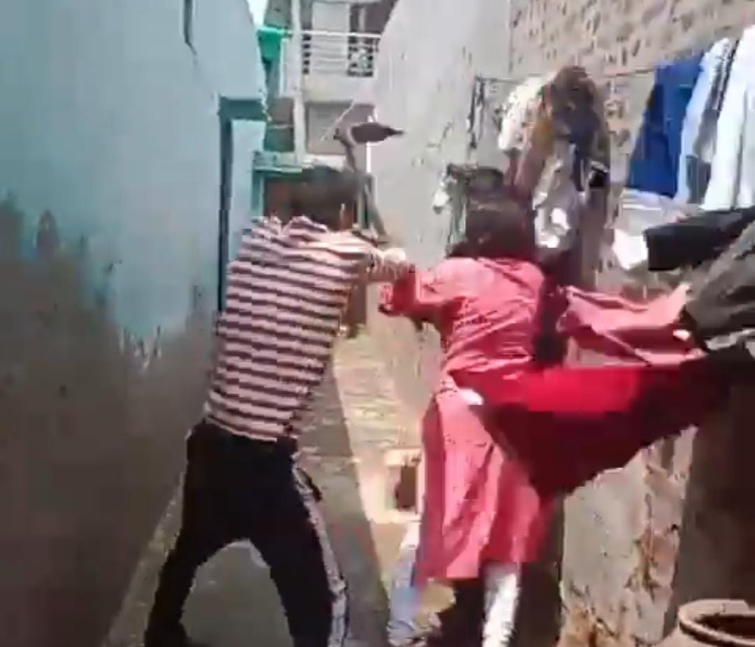 Jewar News : चाचा-भतीजे में 62 लाख मुआवजे, के बंटवारे को लेकर हिंसक झड़प, वीडियो हुआ वायरल, तीन की हालत गंभीर