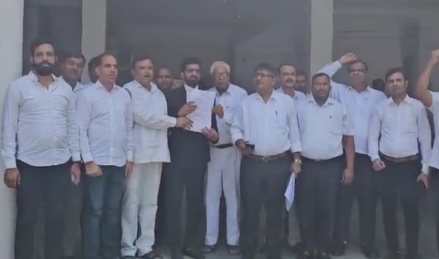 Greater Noida & Yamuna Floodplain News : डूब क्षेत्र की रजिस्ट्री शुरू करने के समर्थन में, अधिवक्ताओं का उग्र प्रदर्शन, न्यायालय के आदेश के बावजूद प्रशासन की उदासीनता पर जताई नाराजगी, कलमबंद हड़ताल की दी चेतावनी