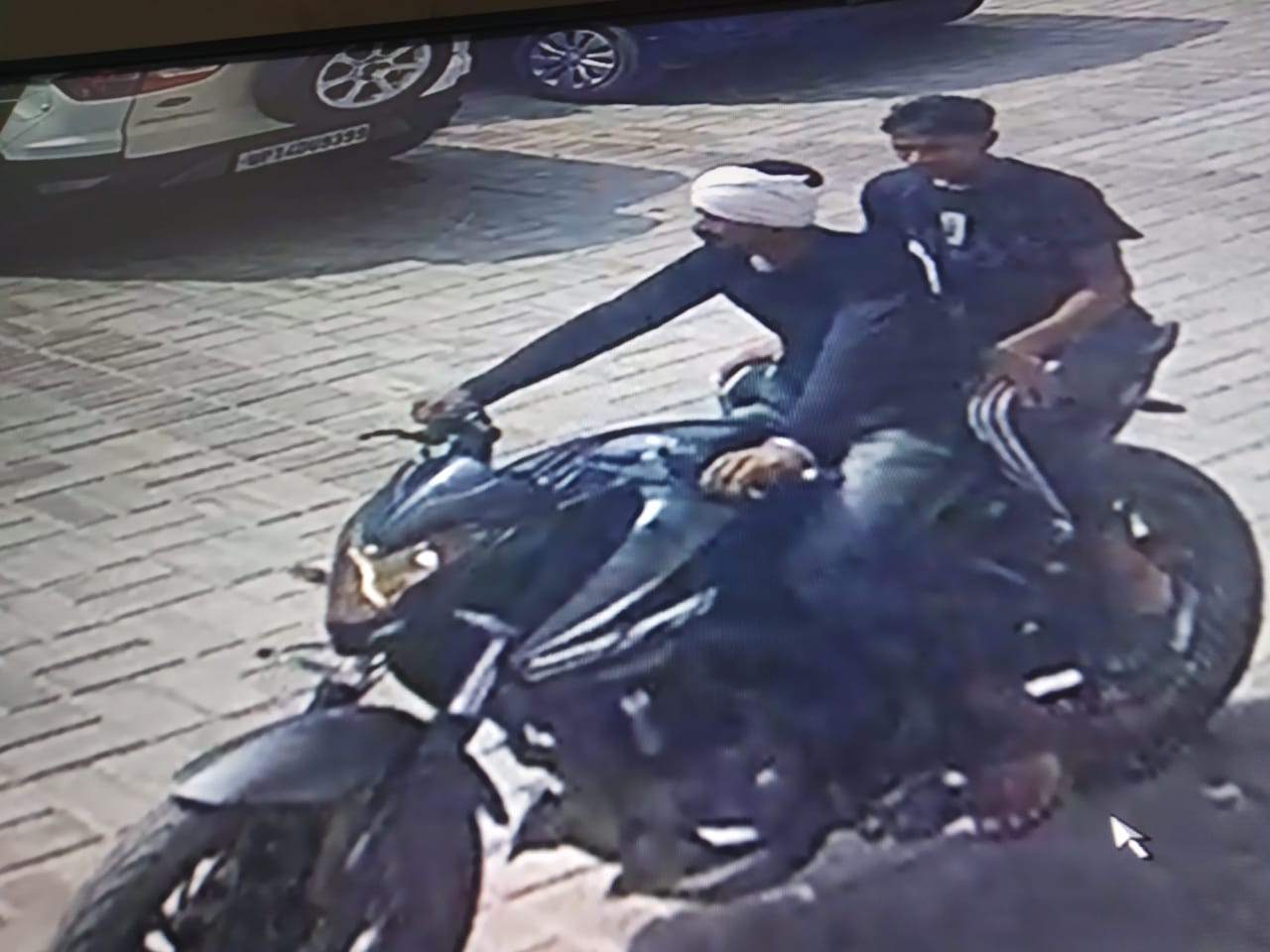 ATS Society News : एटीएस सोसायटी की सुरक्षा पर सवाल, चोरों ने बुलेट मोटर साइकिल पर किया हाथ साफ, सीसीटीवी फुटेज में कैद