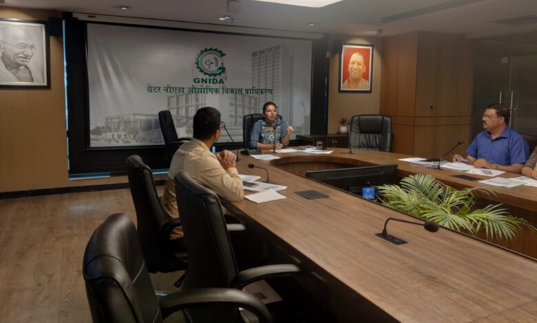 Greater Noida Authority News : बरसात में टूटी सड़कों की मरम्मत के आदेश, सीईओ की सख्त चेतावनी – कोई सड़क टूटी मिली तो जिम्मेदारों की खैर नहीं! ACEO प्रेरणा सिंह के मीटिंग लेने से जगी उम्मीद