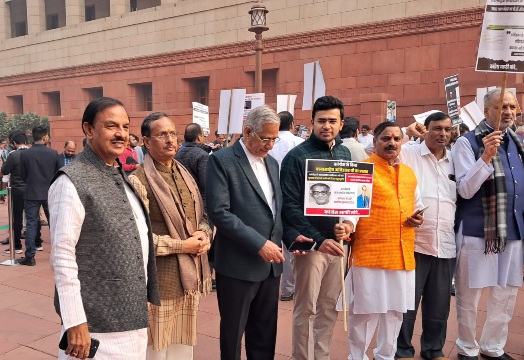 Loksabha MP News : लोकसभा परिसर के बाहर भाजपा सांसदों ने कांग्रेस के झूठे आरोपों का किया विरोध प्रदर्शन, बाबा साहेब डॉ. भीमराव अंबेडकर के सम्मान के मुद्दे पर कांग्रेस को घेरा, गौतमबुद्ध नगर से भाजपा सांसद डॉ. महेश शर्मा ने कांग्रेस पर तीखा हमला किया