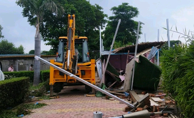 Noida Authority Bulldozer On Illegal Land : नोएडा प्राधिकरण का बड़ा एक्शन, यमुना डूब क्षेत्र में बुलडोज़र की गरज, 40 से अधिक अवैध फार्म हाउस मलबे में तब्दील, —‘कानून से बड़ा कोई नहीं’ का सख्त संदेश, बुलडोज़र की गरज और लोगों की प्रतिक्रिया