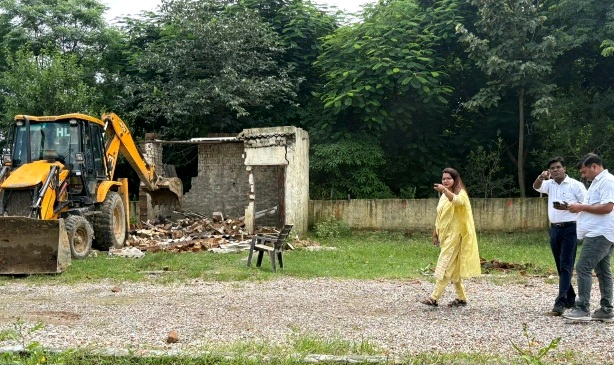 Noida Bulldozer News : 100 करोड़ की जमीन पर भू माफिया का कब्ज़ा उजागर, अवैध कॉलोनी काटकर भोले-भाले लोगों को ठगने का धंधा, जिला प्रशासन की सख्त कार्रवाई में 12 हेक्टेयर भूमि मुक्त, प्रशासन का संदेश, "भू-माफियाओं पर अब नहीं होगी दया"