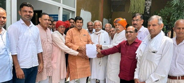 MLC On Kisan Pain News : किसानों का दर्द और उम्मीद, अधिग्रहित जमीन पर 4% विकसित भूखंड की मांग को लेकर विधायक श्रीचंद्र शर्मा से मिले पांच गांवों के किसान, कहा “वादों का हो जल्द सम्मान”, अधिग्रहण के सालों बाद भी अधूरा वादा