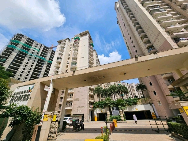 Greater Noida West News : ग्रेटर नोएडा वेस्ट की इस सोसाइटी में लिफ्ट बनी कालकोठरी, 20 मिनट तक कैद रहे 10 से अधिक लोग, सांस अंदर और बाहर की बाहर, प्रबंधन की लापरवाही उजागर, बटन ने किया धोखा – अंदर मची चीख-पुकार, बेसमेंट से मिली उम्मीद – शुरू हुआ रेस्क्यू ऑपरेशन