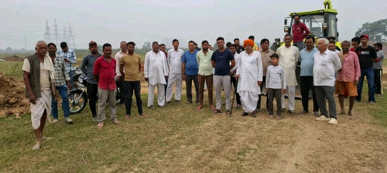 Authority News : “अबकी बार बातों से नहीं, आंदोलन से मिलेगा हक़!”, पाली गांव में किसानों का फूटा गुस्सा, ग्रेटर नोएडा प्राधिकरण का कार्य ठप, 39 गांवों के किसानों ने एकजुट होकर दिखाई ताकत, बोले– 6% प्लॉट दो या काम बंद करो!, गांवों में गूंजा एक ही स्वर — “हक़ दो, चैन से रहेंगे!”
