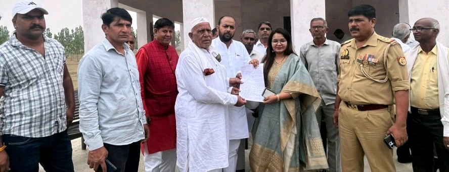 Breaking DFIC News : डेडीकेटेड फ्रेट कॉरिडोर प्रोजेक्ट पर किसानों का गुस्सा फूटा — “नए अवार्ड तक नहीं देंगे जमीन पर कब्जा”, दादरी के कठेहरा गांव में हुई हंगामेदार बैठक, किसानों के आरोप – “छोटे प्लॉट वालों के साथ अन्याय”, “हमारी जमीन की कीमत शहरों के बराबर मिलनी चाहिए”, SDM दादरी के आश्वासन पर किसानों की मांग को यूपी शासन स्तर पर रखा जायेगा