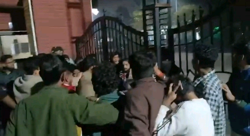 Breaking News : “लाखों की फ़ीस, थाली में कीड़ा!”, ग्रेटर नोएडा की इस कॉलेज की कैंटीन बनी विवाद का अखाड़ा, छात्रों का फूटा गुस्सा, गेट से लेकर किचन तक हंगामा, “खाना नहीं, ज़हर परोसा जा रहा है” – छात्रों ने किया खाने का बहिष्कार
