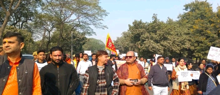 Hindu Samaj Angry News : “मानवता शर्मसार, हिंदू समाज आक्रोशित”, बांग्लादेश में अमानवीय घटनाओं के विरोध में विश्व हिंदू परिषद–बजरंग दल का पैदल मार्च, इस्लामिक जिहाद का पुतला दहन, भीड़ द्वारा नृशंस हत्या, प्रशासन मूकदर्शक, हिंदू समाज की सुरक्षा और न्याय की मांग