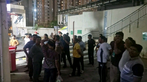 Amarpali Golf Homes Society : “सुरक्षा के नाम पर बड़ा खेल!”, आम्रपाली गोल्फ होम्‍स में गार्ड घोटाले का आरोप, रात में भड़का residents का गुस्सा, “गार्ड कम, खतरा ज्यादा”—रात में खुली सुरक्षा की पोल, “मेंटेनेंस के नाम पर खेल?”—पैसों की हेराफेरी का आरोप, “पुलिस की एंट्री”—मौके पर पहुंचकर कराया शांत