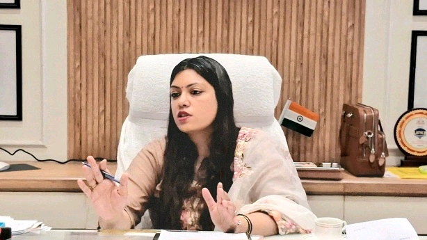 Breaking News : “जेवर एयरपोर्ट विस्तार का बड़ा अपडेट, 14 गांवों के किसानों को मिलेगा मुआवजा, डीएम मेधा रूपम ने बनाया ‘गांव-गांव कैंप प्लान’!”, “1838 हेक्टेयर जमीन, “3 अप्रैल से गांव-गांव कैंप”—अब किसानों को नहीं लगानी पड़ेगी चक्कर, “कागजी प्रक्रिया से भुगतान तक”—वन-स्टॉप सॉल्यूशन मॉडल