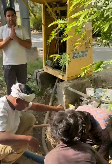 Breaking News : “बिजली के नाम पर अंधेरा, दावों की जगह पसीना!”, गर्मी की पहली दस्तक में ही फेल हुई एनपीसीएल, ग्रेटर नोएडा के सेक्टरों में 16 से 18 घंटे ब्लैकआउट से मचा हाहाकार, लोग बोले– ‘अब बिल नहीं, जवाब दो’, भीषण गर्मी, बंद पंखे-कूलर और अंधेरे में तड़पते लोग… डेल्टा-2, बीटा-2 और म्यू-2 में बिजली संकट ने खोली सिस्टम की पोल