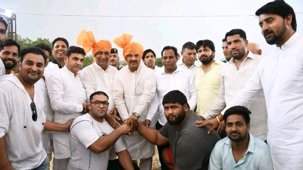 Breaking News : “मिट्टी की खुशबू, पहलवानों का जुनून और विदेशी दांव भी पड़े फीके!”, गिरधरपुर के ऐतिहासिक दंगल में भारतीय शेरों ने दिखाया दम, ईरान-रूस के पहलवान भी रह गए हैरान, गिरधरपुर गांव में लगा कुश्ती का महाकुंभ, 20 लाख की इनामी कुश्तियों ने बढ़ाया रोमांच, ढाई लाख की भिड़ंत देखने उमड़ा जनसैलाब
