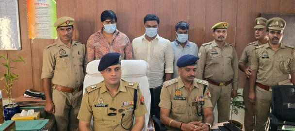 Police News : जीटी रोड पर हॉर्न बजा तो चढ़ गया खून! गुस्से में बरसाईं गोलियां, फिर कार में छिपा रखा था हथियारों का जखीरा, बादलपुर पुलिस ने तीन शातिरों को दबोचा, दो राउंड फायरिंग कर दहशत फैलाने वाले बदमाश गिरफ्तार, 6 अवैध हथियार, 159 कारतूस और सैकड़ों खोखे बरामद; दो आरोपी अब भी फरार