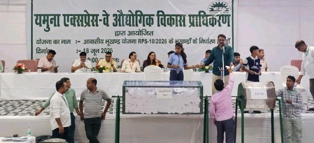 YEIDA Breaking News : किसी के चेहरे पर खिली मुस्कान, तो किसी की आंखों में उतर आई मायूसी!, यमुना प्राधिकरण की प्लॉट लॉटरी बनी जज्बातों का महासंगम, वर्षों का इंतजार खत्म होने पर कई परिवारों में जश्न तो कई सपने फिर रह गए अधूरे, 973 लोगों के सपने हुए साकार, हजारों आवेदकों को करना होगा फिर इंतजार