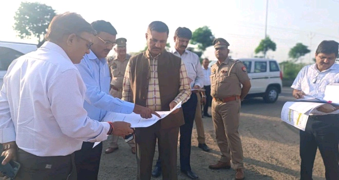 Yamuna Authority News : यमुना प्राधिकरण की मेजर रोड पर तेज़ी से बढ़ेगा विकास — सीईओ राकेश कुमार सिंह ने किया 60 मीटर रोड का स्थलीय निरीक्षण, मार्च 2026 तक सबोटा तक कनेक्टिविटी पूरी करने के दिए सख्त निर्देश, “विकास की रफ्तार से जुड़ेंगे नए सपने”, अधूरे हिस्सों को मार्च तक जोड़ने की तय समयसीमा